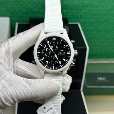 IWC 파일럿 워치 44.5mm 블랙 다이얼 오토매틱 러버 스트랩 시계